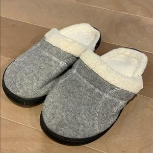 Isotoner slippers size 6.5-7